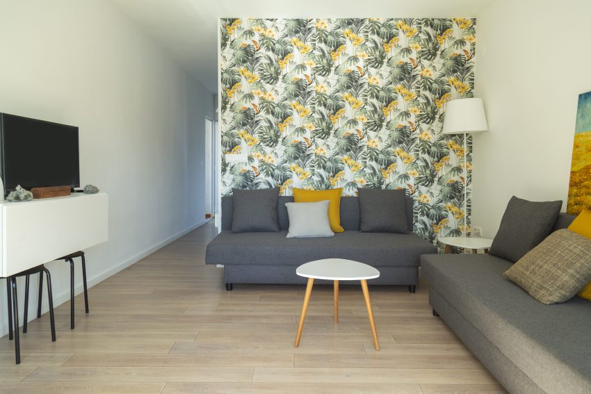 Living room with sofa and patterned wall at apartment Retiro Sol A09 in Dénia