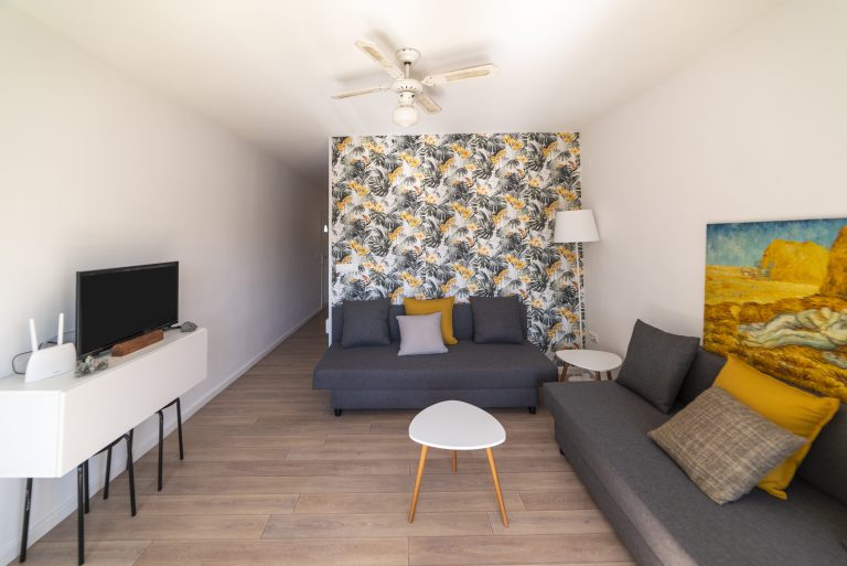 Living room with television at apartment Retiro Sol A09 in Dénia