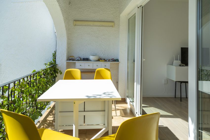 Dining table on the terrace at apartment Retiro Sol A09 in Dénia