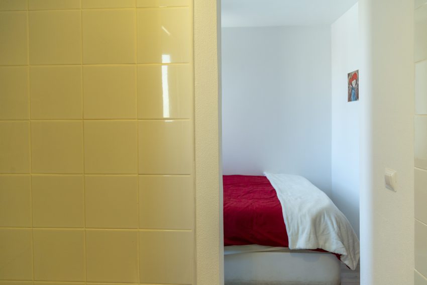 Bedroom with single bed at apartment Retiro Sol A09 in Dénia