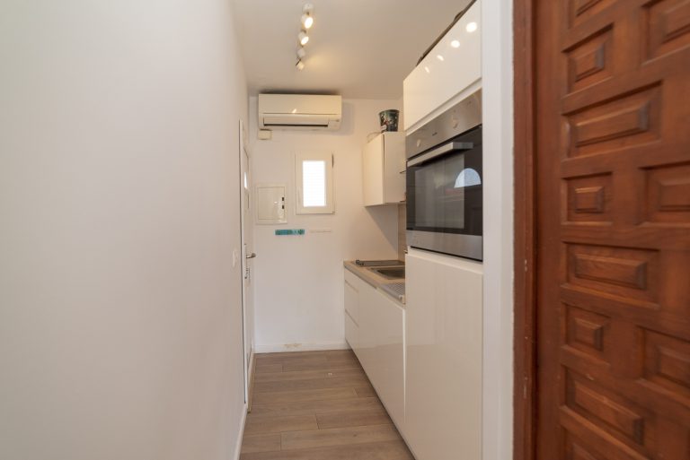 Corridor leading to the rooms at apartment Retiro Sol A09 in Dénia