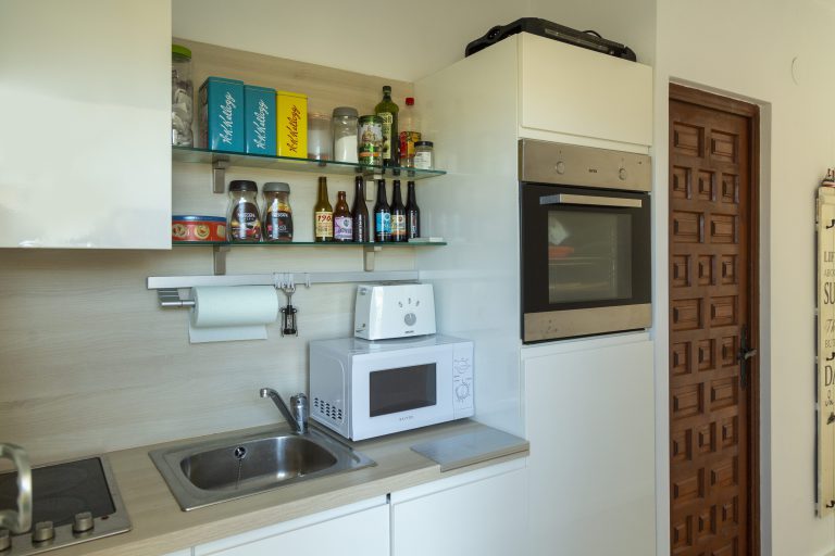Kitchen with cabinets and appliances at apartment Retiro Sol A09 in Dénia