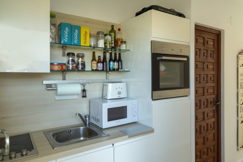 Kitchen with cabinets and appliances at apartment Retiro Sol A09 in Dénia