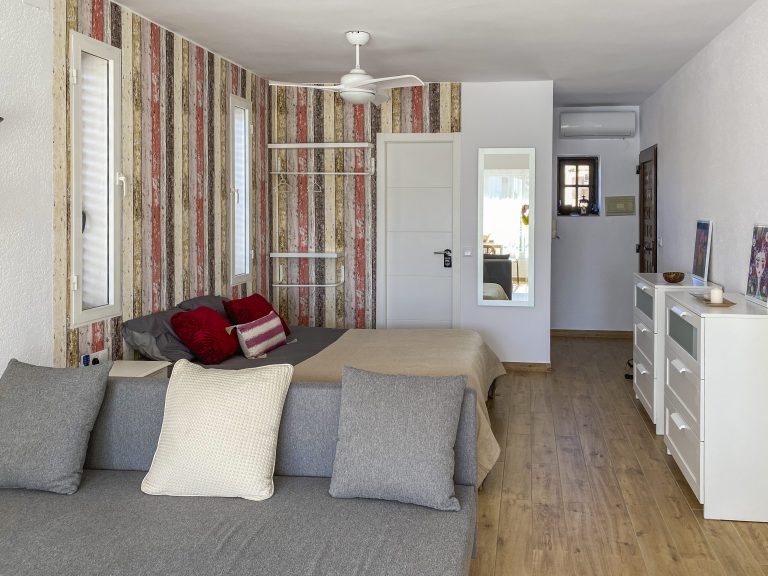 Living room with sofa and open kitchen at apartment Retiro Sol A05 in Dénia