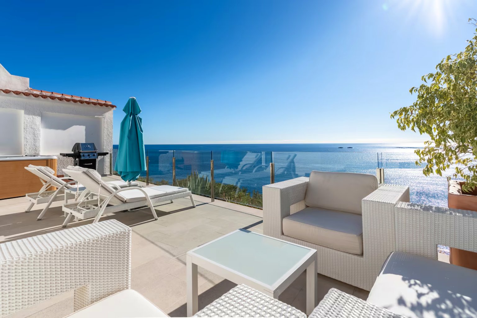 Outdoor living in sunlight on the Costa Blanca North