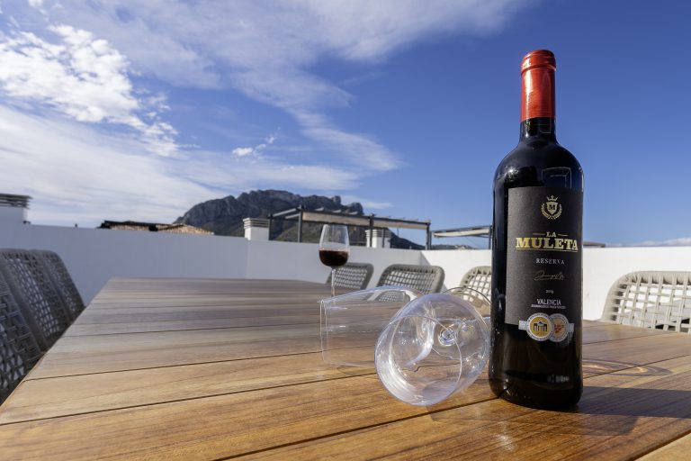 Terrace table with wine at Casa Valys