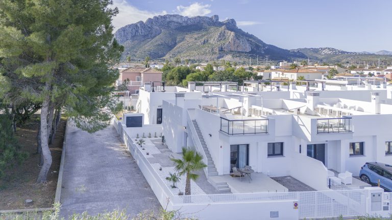 Street view of the villa with Montgó